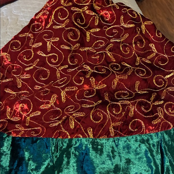 Burgundy and Green Velvet Tree Skirt - Picture 6 of 6